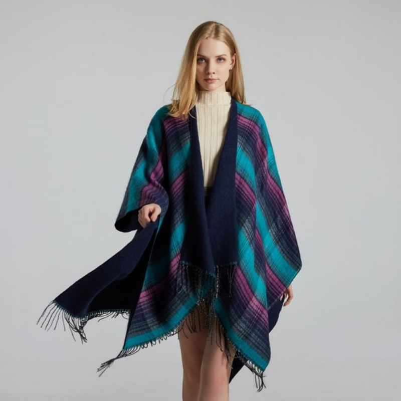 cape carreaux femme élégante