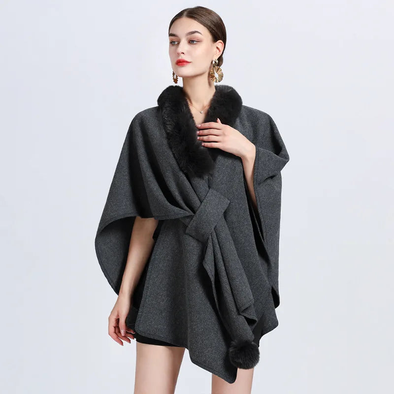 détail pompons Cape Chic