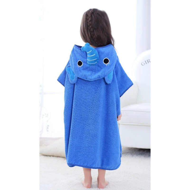 enfant avec poncho bleu au bord de la piscine