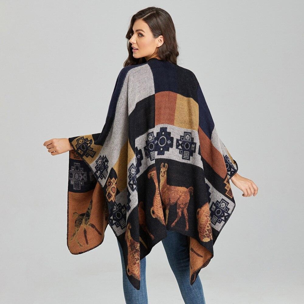 femme en poncho marron