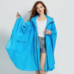 Poncho Pluie Femme Bleu sous la pluie