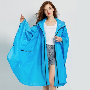 Poncho Pluie Femme Bleu sous la pluie