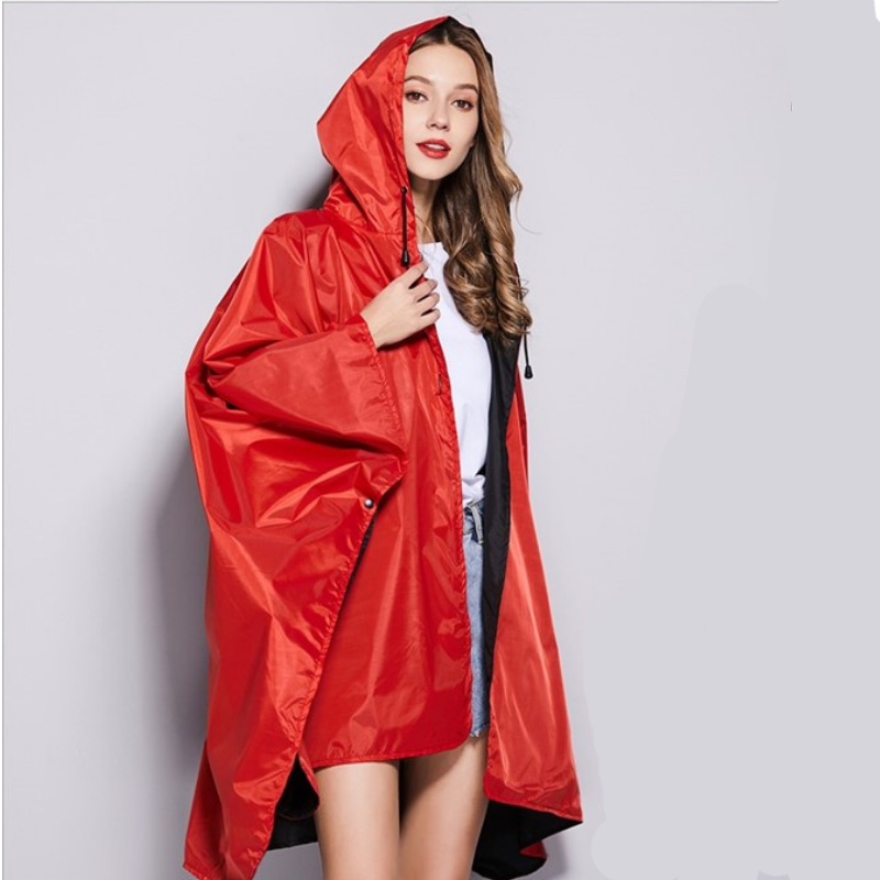 Poncho imperméable noir et rouge