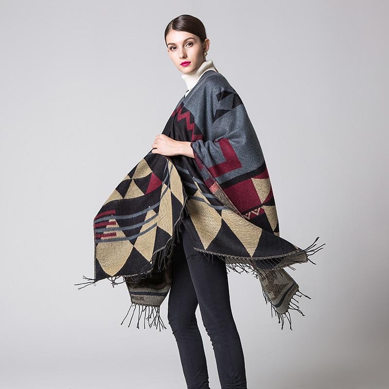 Poncho avec motifs artistiques
