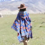 Poncho Femme à Capuche Bohème Bleu Chaud et Élégant