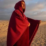 Poncho homme polaire à capuche rouge